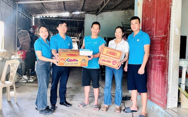 The Trade Union of Hanoi Textile and Garment Corporation encourages workers at factories in Nghe An affected by storm No. 10. Photo: CDTCT