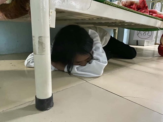 Hoc sinh mien nui dien tap cach ung pho khi co dong dat manh. Anh: Thanh Tuan 