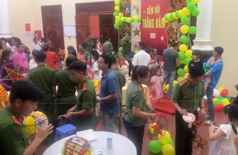 The Ho Chi Minh City Police Union has just organized a Mid-Autumn Festival for children of officers, soldiers, and union members of the Ho Chi Minh City Police. Photo: Quang Huy