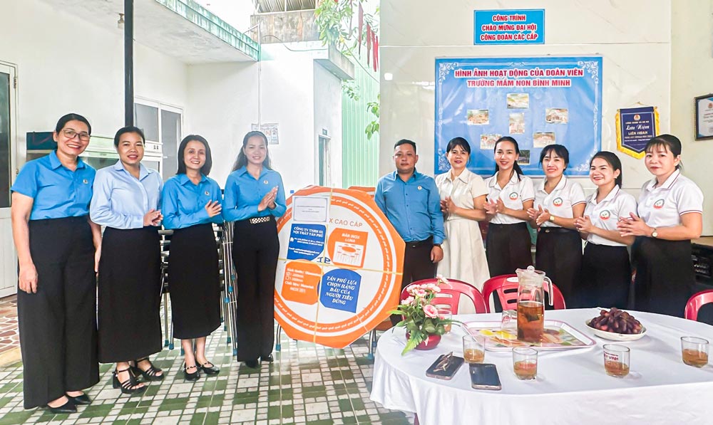 Le syndicat de la commune de Ba Na a Da Nang organise le lancement du 'Point culturel des ouvriers' au syndicat de base de l'ecole maternelle de Binh Minh. Photo : Syndicat de Ba Na