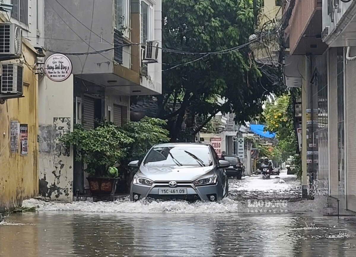 O to loi nuoc qua ngo 90 Trung Luc. Ảnh: Mai Dung