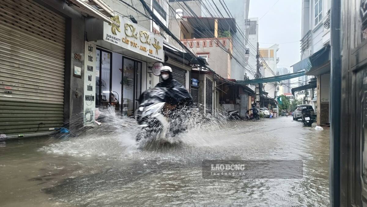 Duong Binh Kieu cung co hang tram met bi ngap. Ảnh: Mai Dung