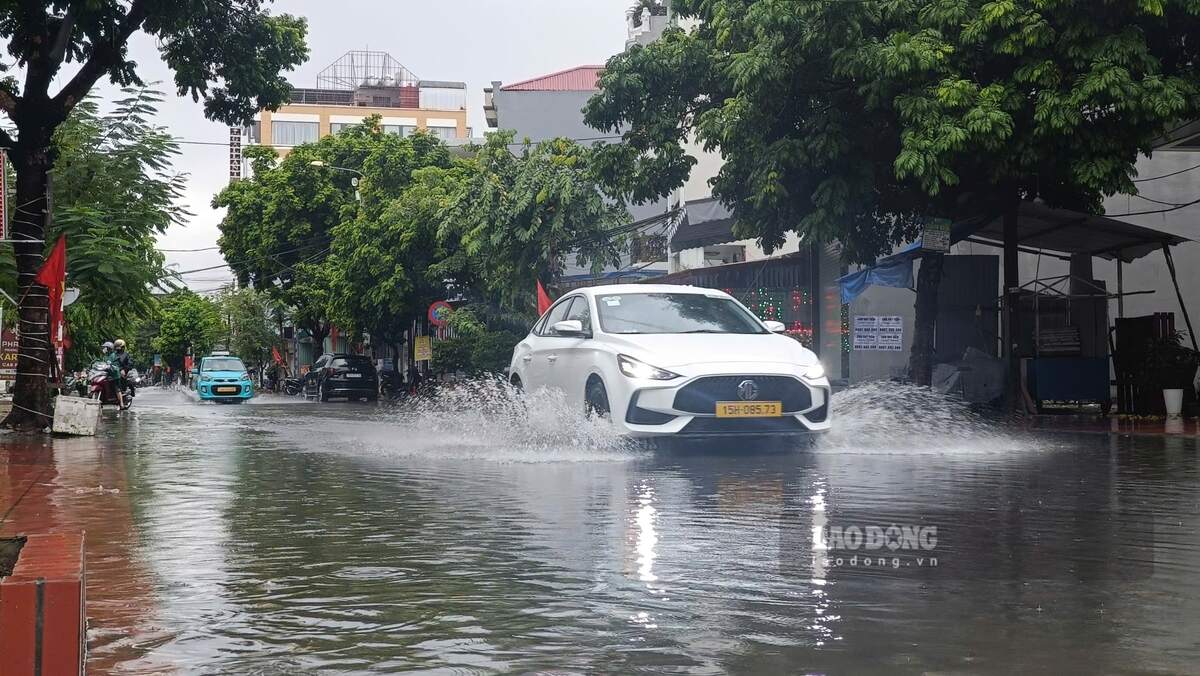 Mua keo dai cung voi thuy trieu len khien nhieu tuyen pho ngap. Ảnh: Mai Dung