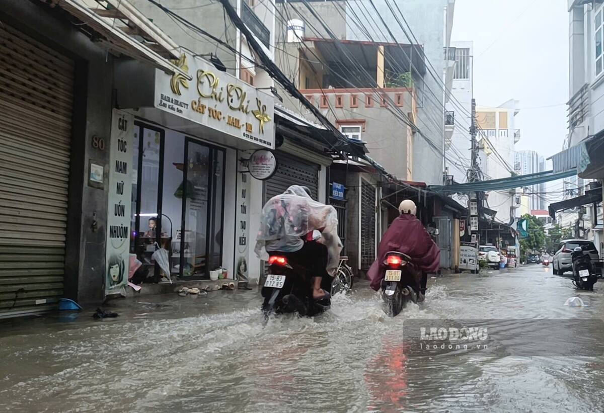 Den 15h cung ngay, luong mua giam, nuoc o cac diem ngap cung rut dan. Ảnh: Mai Dung