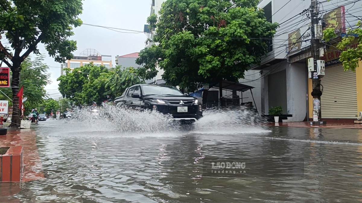 Tuyen duong Trung Luc co nhieu doan ngap sau tran mua lon. Ảnh: Mai Dung
