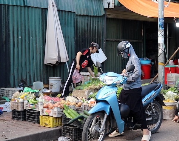 La situation des marches effaces et des marches temporaires existe de maniere persistante et recele un risque potentiel de perte de securite alimentaire. Photo : My Linh