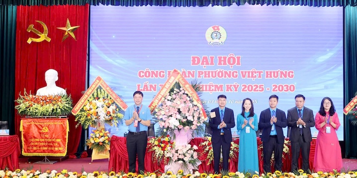 Le Congres du syndicat du quartier de Viet Hung est le Congres point du syndicat communal et du quartier de la Federation du travail de la ville de Hanoï. Photo : Manh Quan