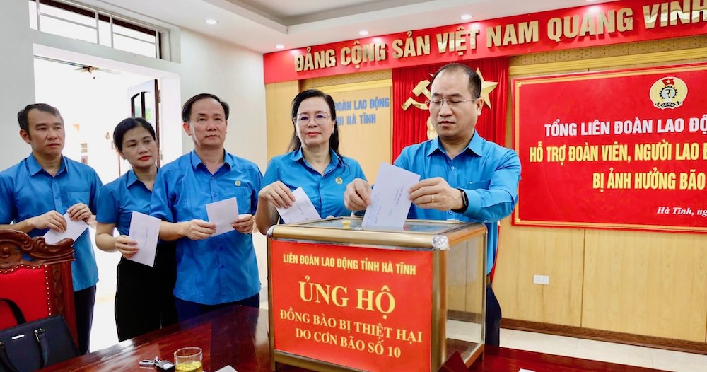 하띤 노동조합 간부들이 자연 재해 피해 복구를 돕기 위해 기부금을 모금하고 있습니다. 사진: 하띤 노동조합