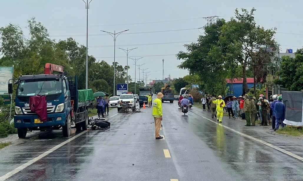 The scene of the accident that killed 2 male students in Ninh Binh on the spot. Photo: Dieu Anh