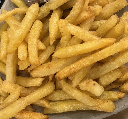 揚げた玉ねぎは高血圧の人には良くありませんが、茹でた玉ねぎは高血圧の人にとって良い調理方法です。写真:キエウ・ヴー