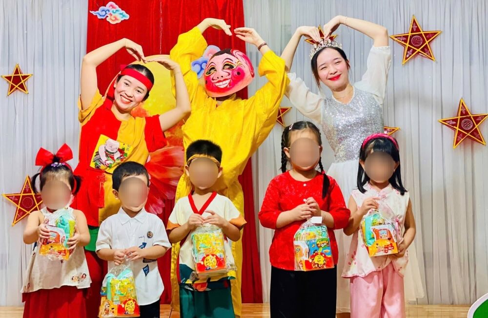 La classe prescolaire privee de Khai Tri et de Khai Tri se sont reunies dans l'atmosphere chaude du festival moyen. Photo: Quang Tri Trade Union