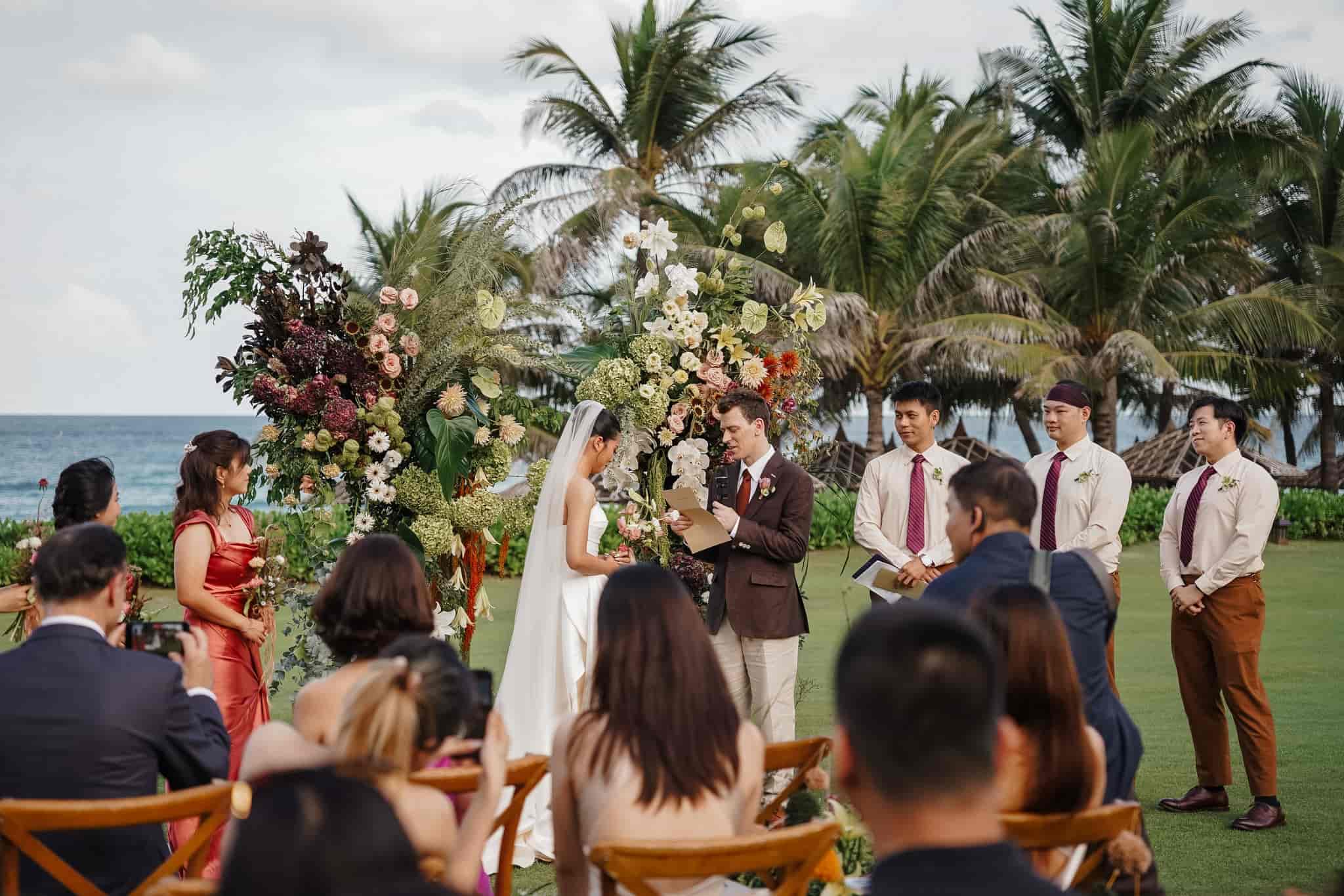 Dam cuoi mot cap doi nguoi nuoc ngoai duoc to chuc tai resort o Cam Ranh. Anh: The Anam Cam Ranh