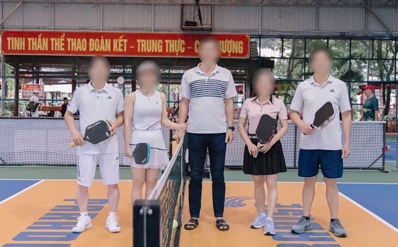 Mr. P.T.P - Secretary of the Party Committee of Bo Ngoong Commune, Gia Lai (far right) - is suspected of abandoning the training class of the Ho Chi Minh National Academy of Politics to play Pickleball tournament. Photo: Anh Le