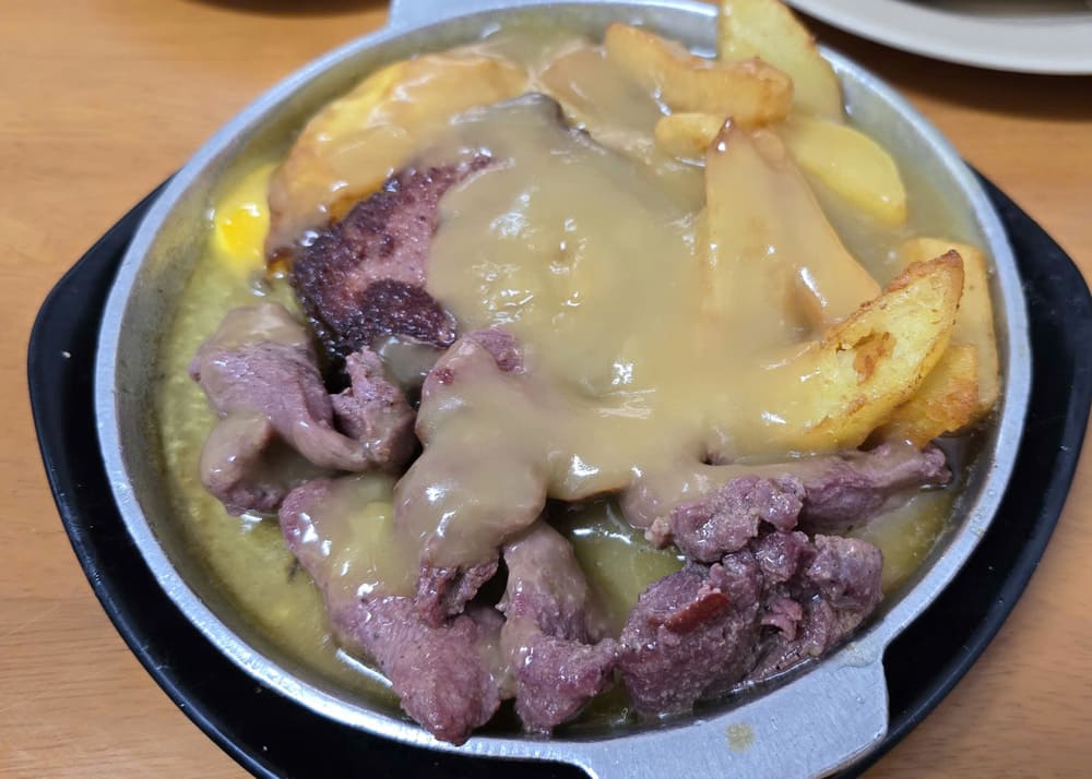 寒い雨の日​​に楽しむのに適したおいしいバターソースとパンステーキ。写真：Tuan Dat