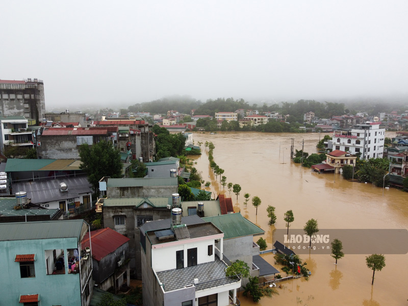 La policia de la provincia de Cao Bang acaba de establecer el Centro de Informacion y Direccion de Operaciones de Respuesta a la Tormenta y Rescate de la Tormenta No. 11. Foto: Tan Van