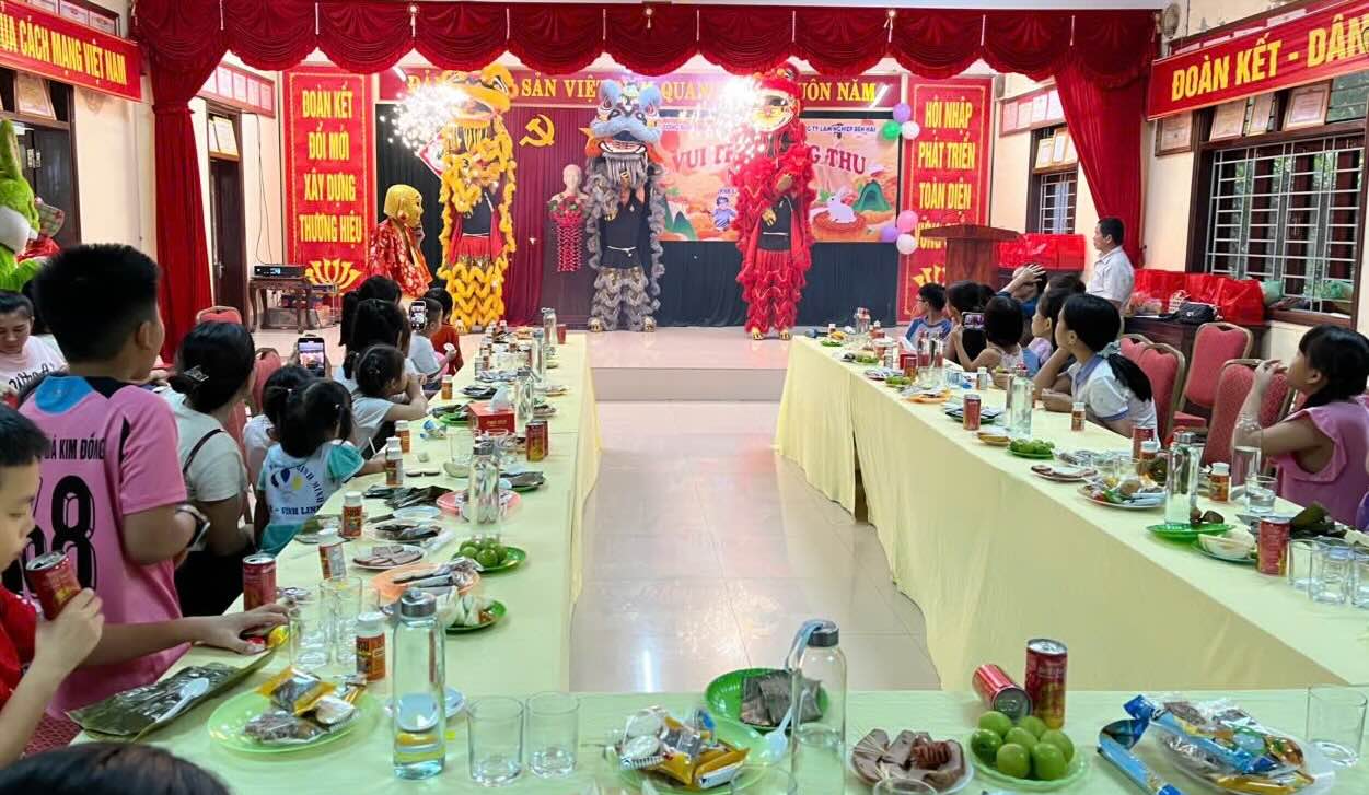 Les jeunes enfants des membres du syndicat et des travailleurs participant au programme 'Fete du Tet Trung thu'. Photo : Syndicat de Quang Tri