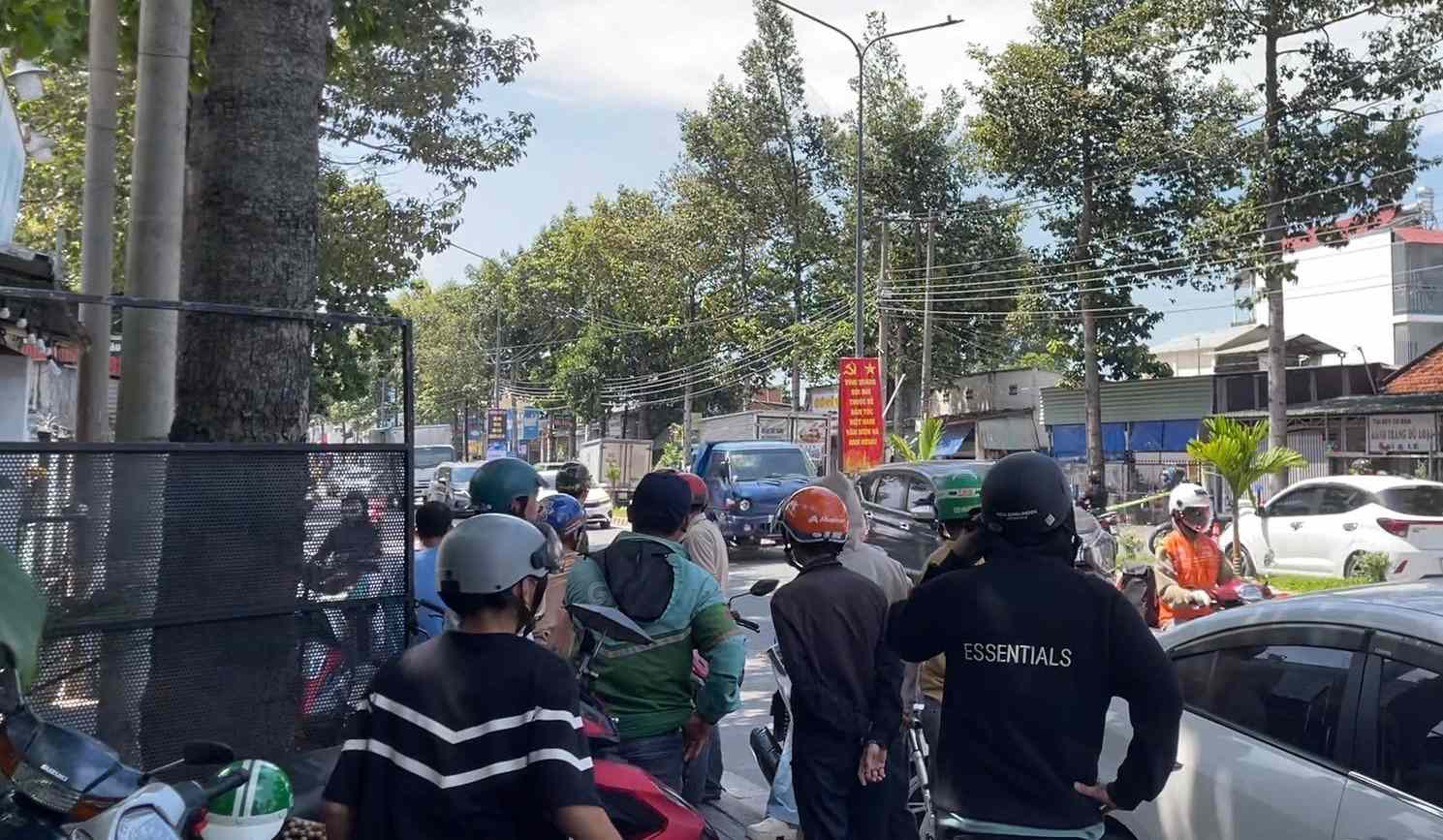 Nguoi dan theo doi co quan chuc nang kham nghiem dieu tra vu tai nan. Anh: Dinh Trong