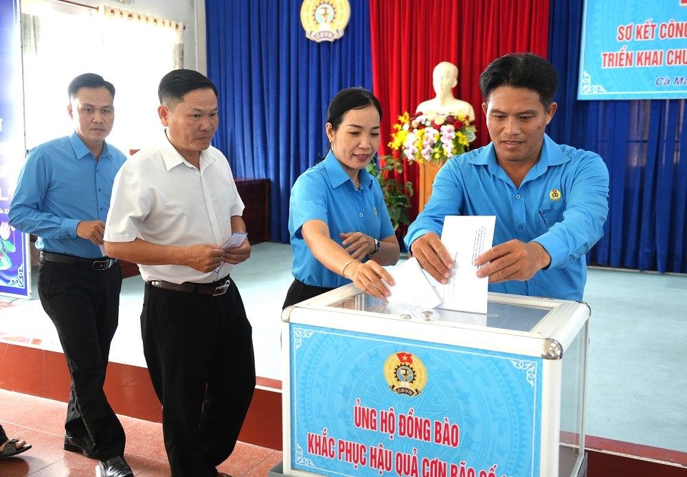 La Federation du travail de la province de Ca Mau lance un appel a tous les membres du syndicat les ouvriers les employes et les travailleurs a unir leurs forces pour contribuer et soutenir les compatriotes touches par la tempete n° 10. Photo : Nhat Ho