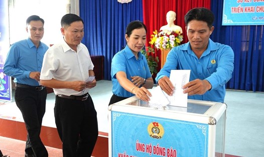 Liên đoàn Lao động tỉnh Cà Mau phát động tất cả đoàn viên, công nhân, viên chức, người lao động chung tay đóng góp ủng hộ đồng bào bị ảnh hưởng do bão số 10 gây ra. Ảnh: Nhật Hồ