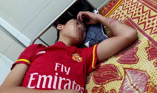 Sau khi bị đánh, em Mạnh đã phải nhập viện điều trị. Ảnh: Trần Tuấn.