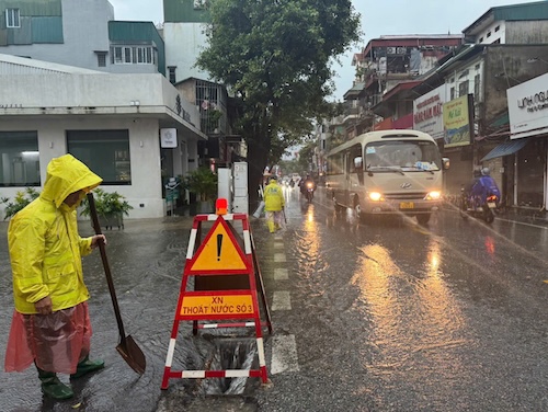 5h sang, ong Le Van Thiep – cong nhan Xi nghiep Thoat nuoc so 3 – da co mat tai pho Truong Dinh, Ha Noi de mo nap ho ga, dam bao he thong thoat nuoc thong suot, phuc vu an toan cho phuong tien luu thong. Anh: Hanh Thom.