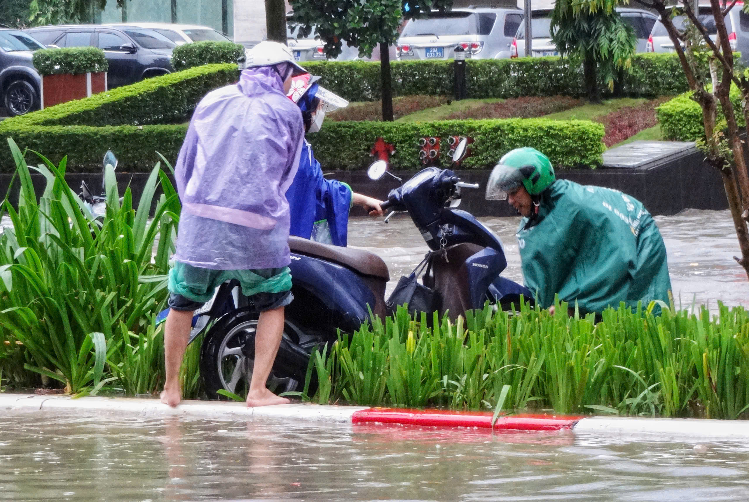 Duong Tran Duy Hung ngap sau tu doan nut giao voi Hoang Dao Thuy den Big C Thang Long. Anh: To The