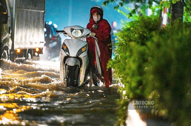 Storm No. 10 causes widespread flooding in Hanoi