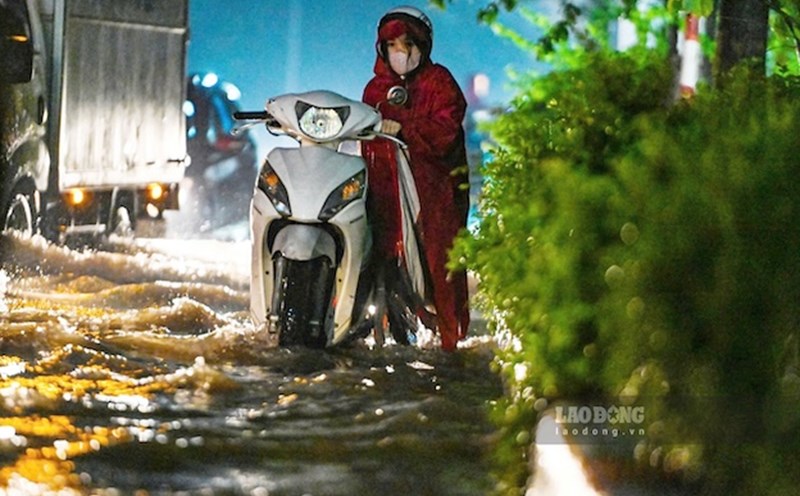 Storm No. 10 causes widespread flooding in Hanoi