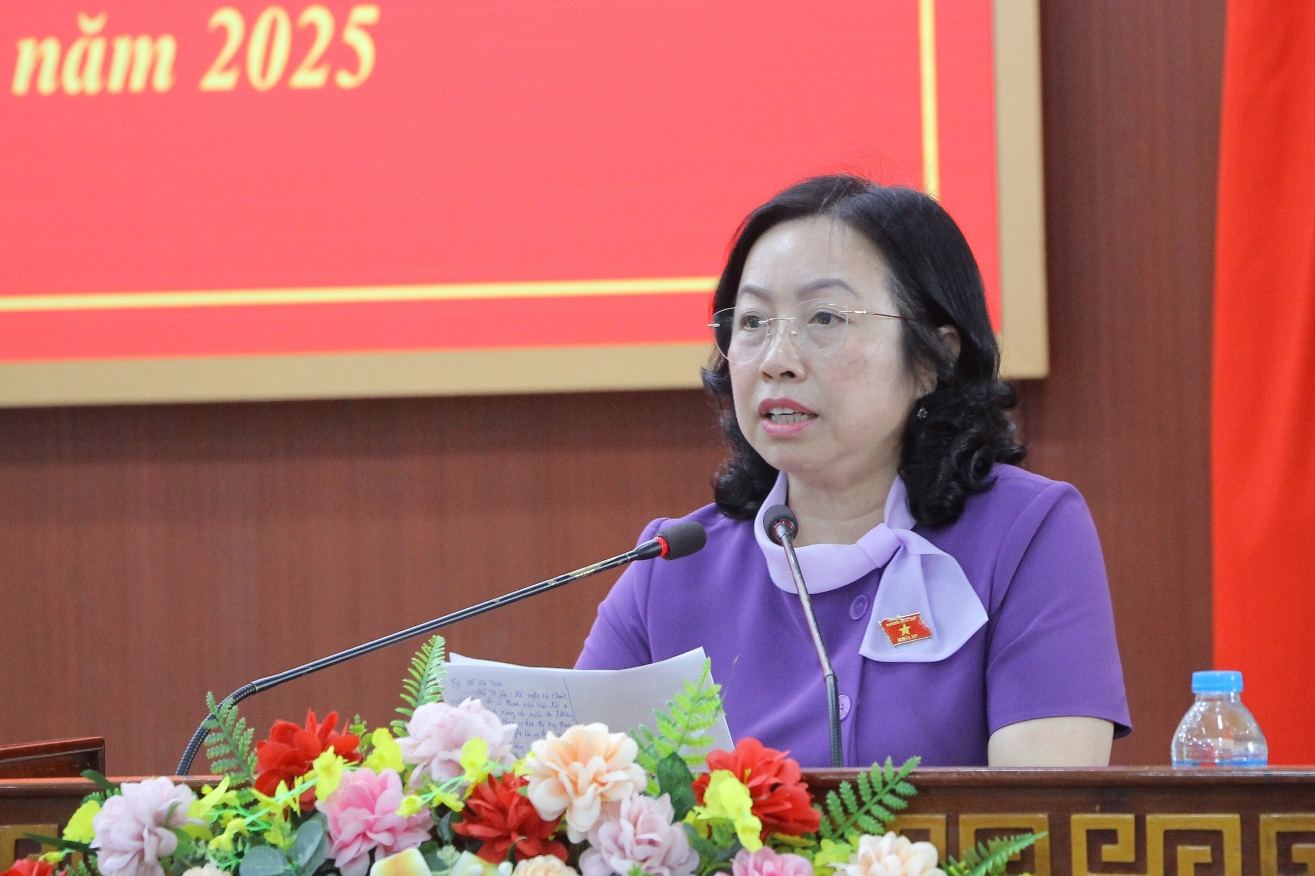 Pho Chu tich Thuong truc Tong Lien doan Lao dong Viet Nam Thai Thu Xuong phat bieu tai buoi tiep xuc cu tri. Anh: Phuoc Thuan