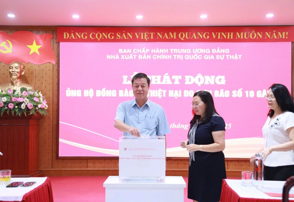 Nhà xuất bản Chính trị quốc gia Sự thật tổ chức Lễ phát động ủng hộ đồng bào bị thiệt hại do bão lũ. Ảnh: Ái Vân