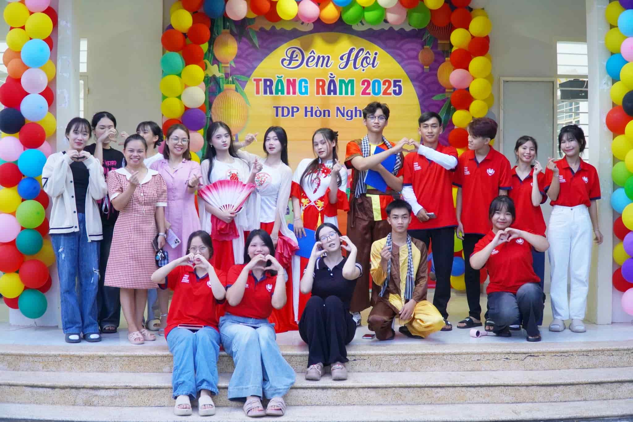 Students of the University of the Pacific coordinated to organize a warm Mid-Autumn Festival for disadvantaged children in Nha Trang. Photo: Bui Toan