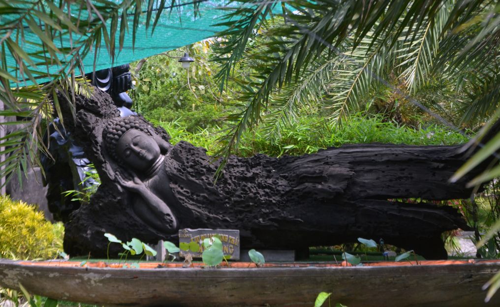 Viec che tac go tuan thu theo nguyen tac thuan tu nhien nen vua giu duoc duong net doc la cua go, vua tao cho tac pham sau khi hoan thanh tro thanh doc ban. Anh: Thanh Mai