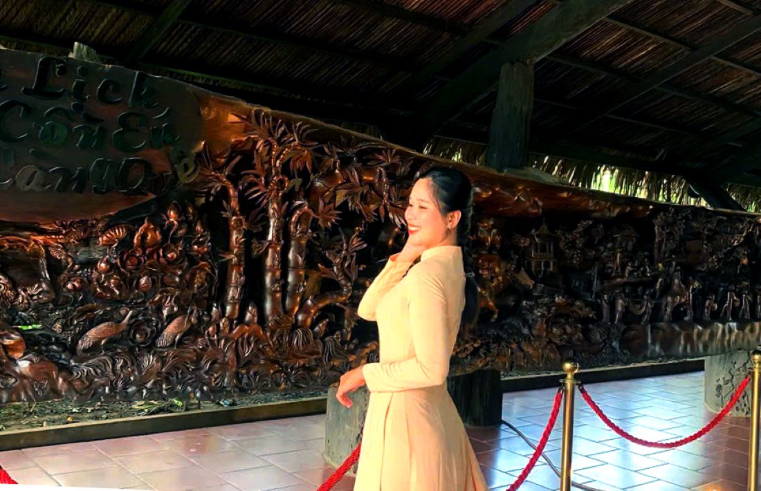 Du khach chup anh luu niem ben buc tranh dai hon 24 met, rong 2 met. Anh: Thanh Mai