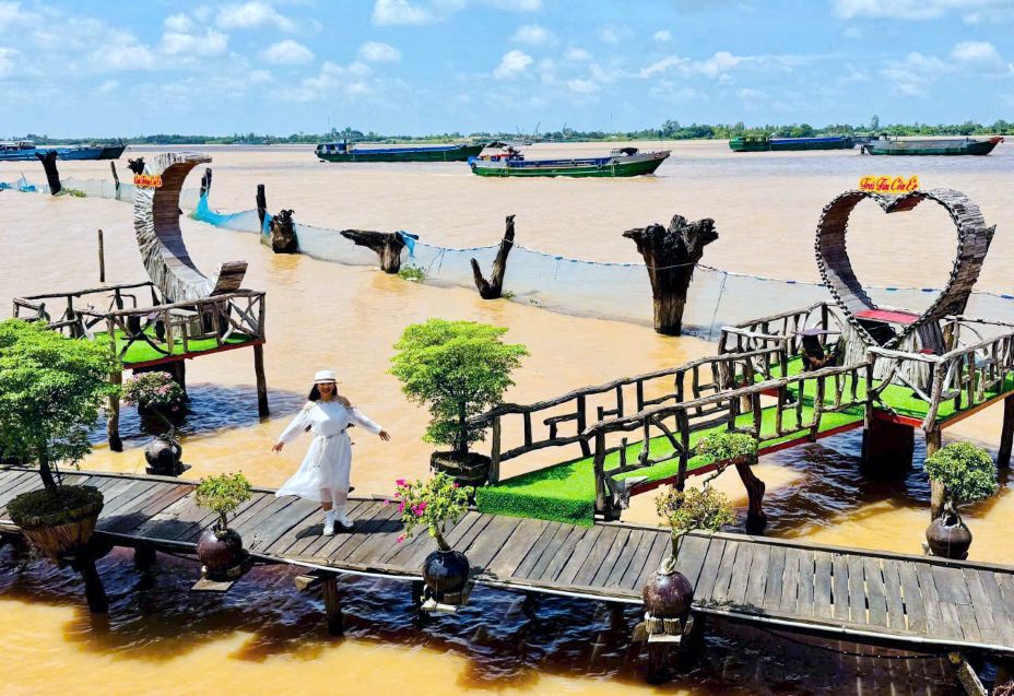 Check in thế giới gỗ lũa trên Cồn Én, xã Cù Lao Giêng, An Giang. Ảnh: Thanh Mai