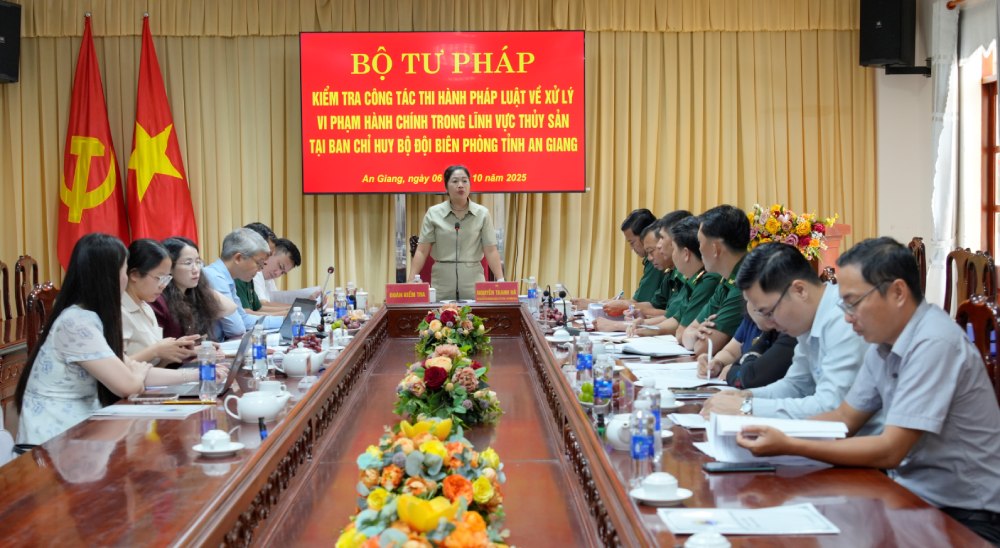The working group of the Ministry of Justice conducted an inspection of the enforcement of the law on handling administrative violations in the field of fisheries against the An Giang Provincial Border Guard Command. Photo: Tien Vinh