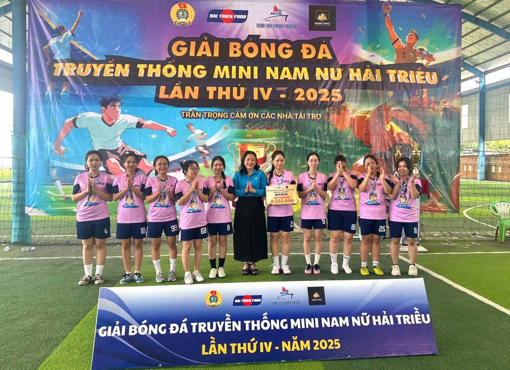 Chu tich Cong doan phuong Binh Thuan trao giai cho doi bong. Anh: Pham Duy 