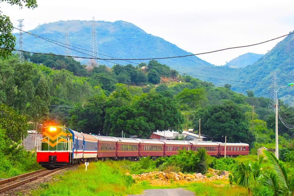 Encourage and attract private investors to participate in developing infrastructure systems, including railways. Photo: VGP