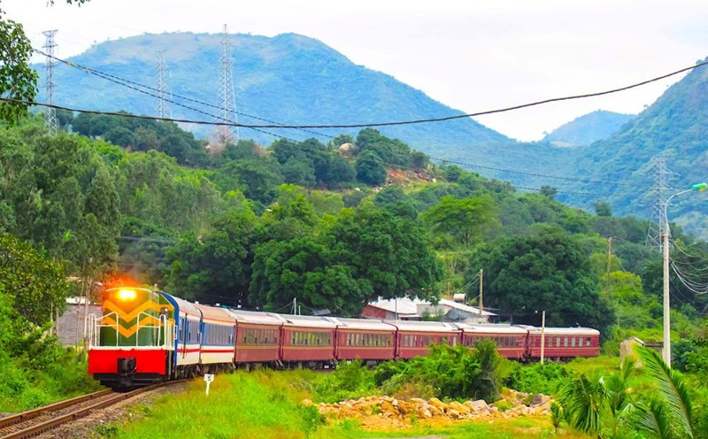 Encourage and attract private investors to participate in developing infrastructure systems, including railways. Photo: VGP