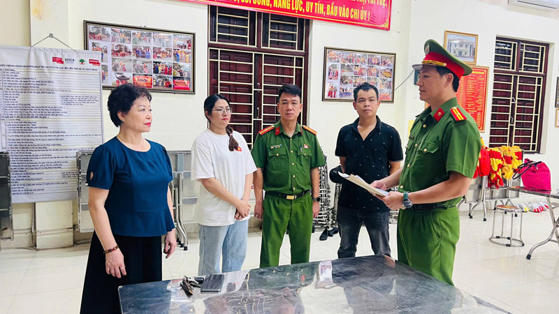 Cơ quan Cảnh sát điều tra Công an tỉnh Lào Cai thi hành lệnh khám xét chỗ ở của đối tượng Trần Thị Dung (áo trắng). Ảnh: Công an Lào Cai

