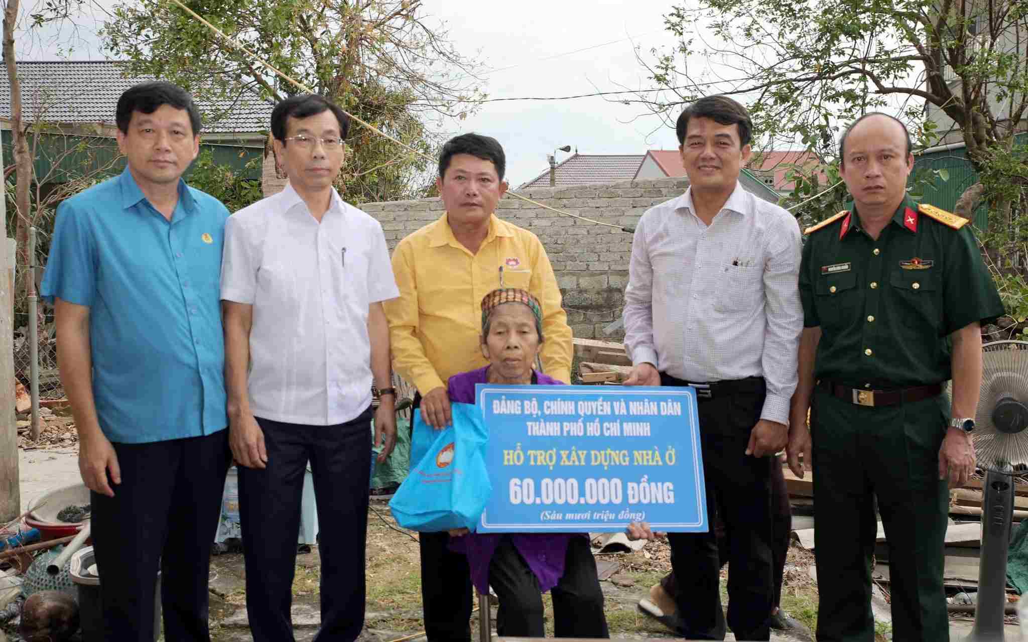Doan cong tac TPHCM da trao tan tay mon qua tinh nghia toi nguoi dan Nghe An bi thien tai. Anh: Ngoc Anh