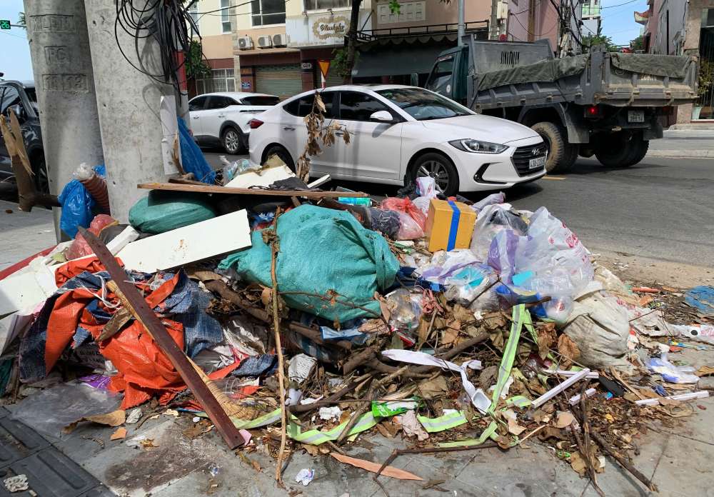 Rac thai sinh hoat, xa ban chat dong tai nhieu tuyen pho o Da Nang. Anh: Thanh Huyen