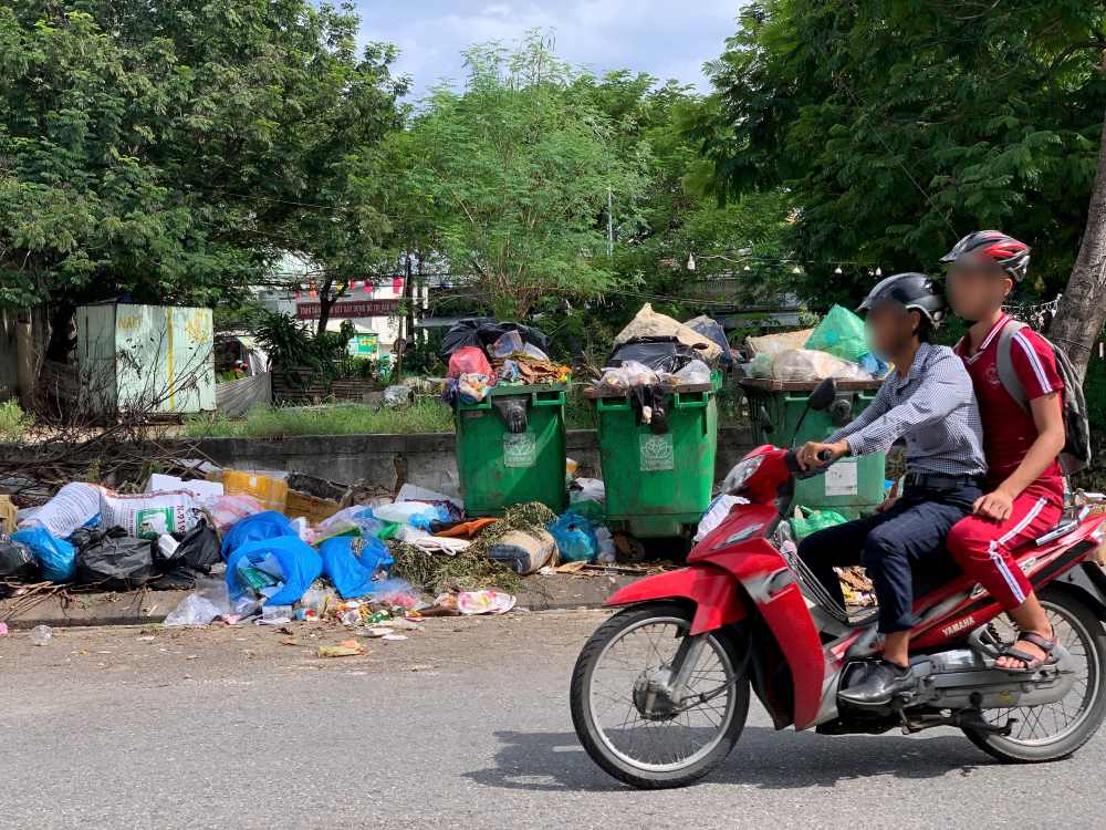 Xe rac luon trong tinh trang qua tai, rac thai do tran lan ra via he va long duong. Anh: Thanh Huyen