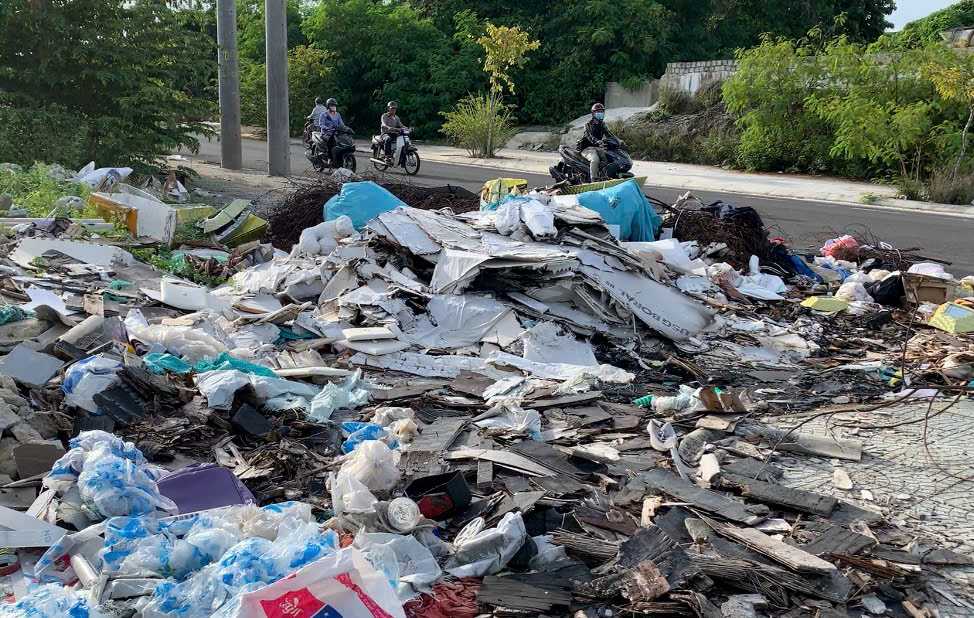 Sidewalks and vacant land in Da Nang have turned into places to collect debris and waste. Photo: Thanh Huyen