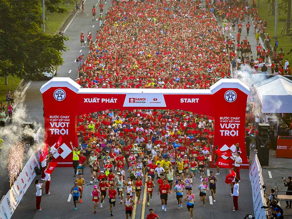 Giai Marathon Quoc te Ha Noi Techcombank Mua thu 4 da thu hut hon 13.000 van dong vien, gap gan 1,5 lan so voi mua giai truoc. Anh: Techcombank