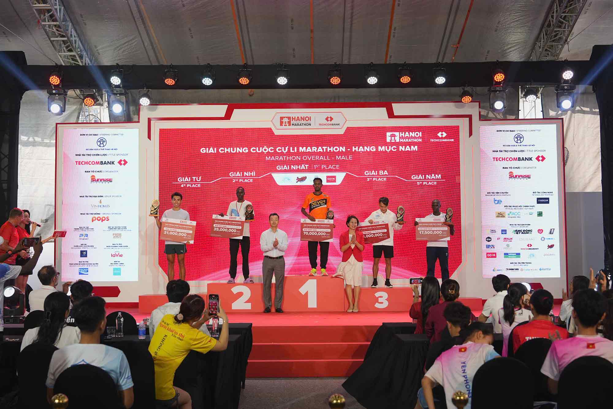Ba Le Thi Hoang Yen- Pho Cuc truong cuc The duc the thao va ong Pham Xuan Tai- Pho giam doc So Van hoa va the thao TP Ha Noi trao giai cho cac VDV xuat sac duong dua marathon nam. Anh: Techcombank