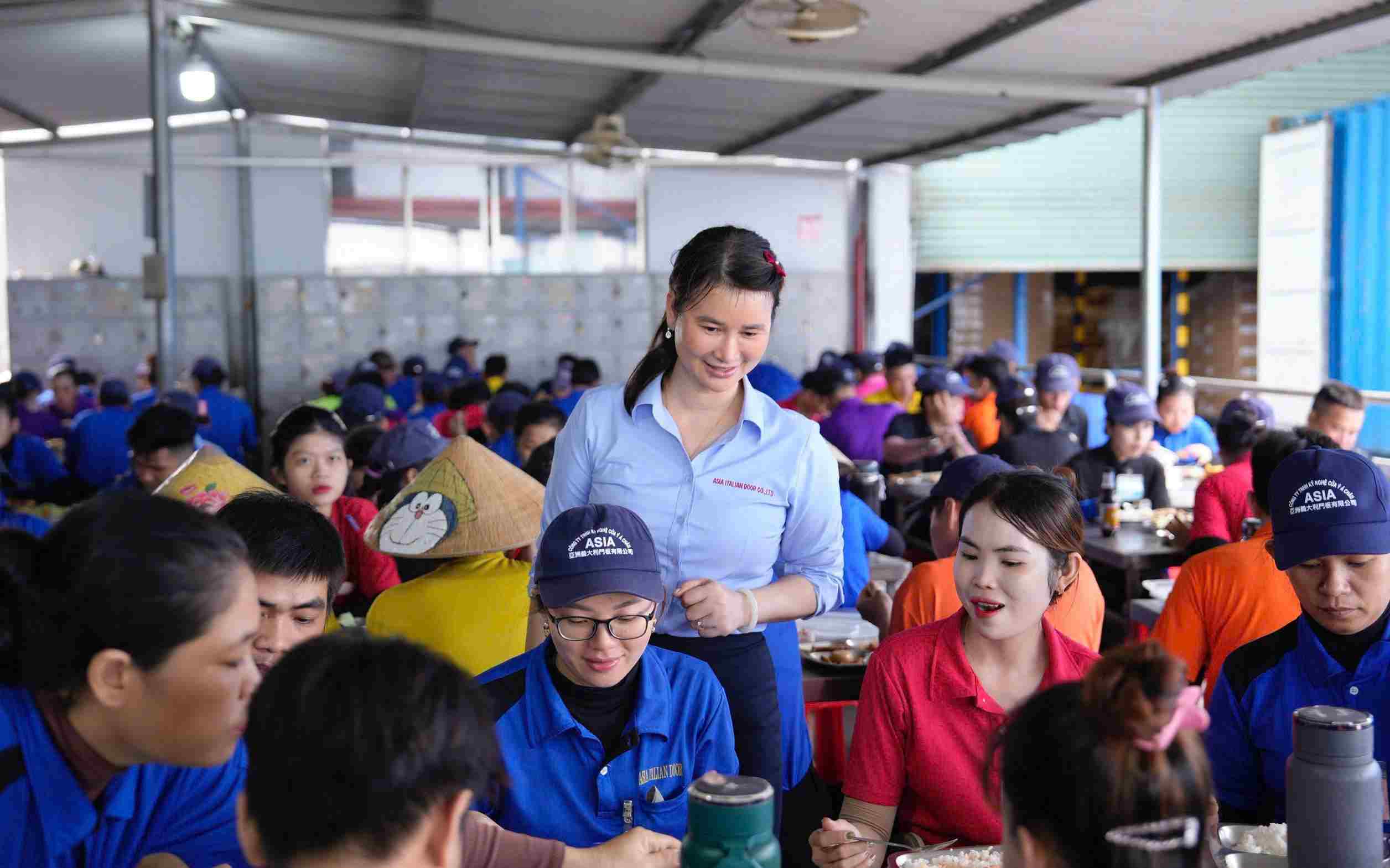 Nu can bo cong doan luon duoc nguoi lao dong quy men. Anh: CDCS cung cap