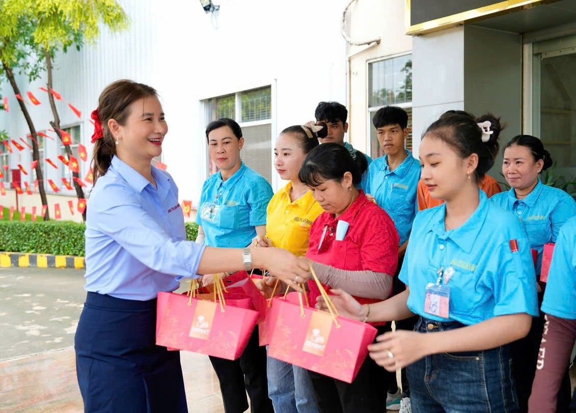 Ba Le Thi Huong co nhieu sang kien va kien nghi cac chinh sach phuc loi cho nguoi lao dong. Anh: Dinh Trong