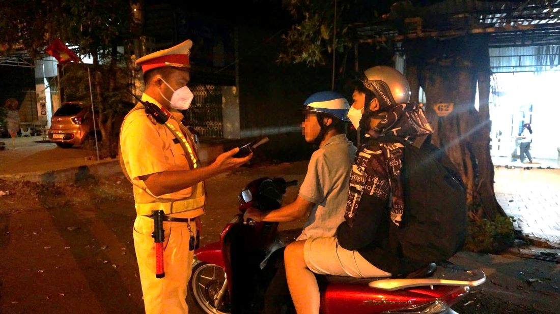 Traffic police check alcohol concentration. Photo: Thanh Quynh
