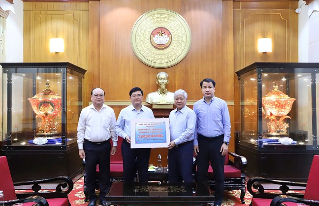 Mr. Do Van Chien - Politburo member, Secretary of the Party Central Committee, Secretary of the Party Committee of the Vietnam Fatherland Front, Central organizations, Chairman of the Central Committee of the Vietnam Fatherland Front received support for people affected by storm No. 10 from the Can Tho City Party Committee. Photo: Minh Hien