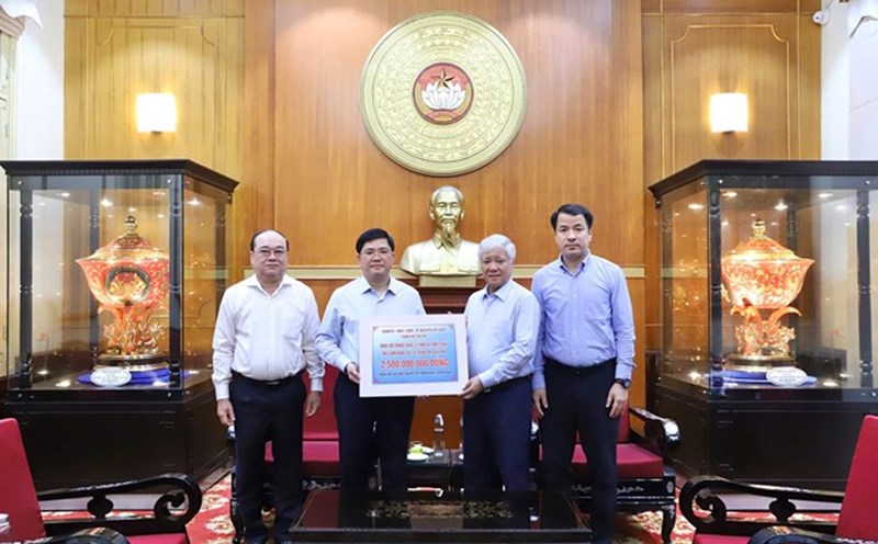 Mr. Do Van Chien - Politburo member, Secretary of the Party Central Committee, Secretary of the Party Committee of the Vietnam Fatherland Front, Central organizations, Chairman of the Central Committee of the Vietnam Fatherland Front received support for people affected by storm No. 10 from the Can Tho City Party Committee. Photo: Minh Hien